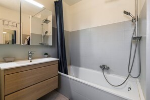 Shower, hair dryer, towels - Large 2 room apartment and beautiful terrace (Niza)