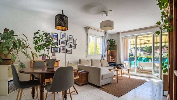 A modern living room with a dining table, sofa, and large windows. - Large 2 room apartment and beautiful terrace (Niza)