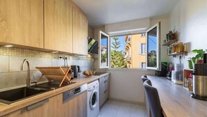 Coffee/tea maker, fridge, oven, stovetop - Large 2 room apartment and beautiful terrace (Niza)