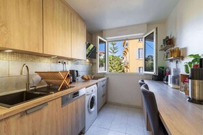 Fridge, oven, stovetop, dishwasher