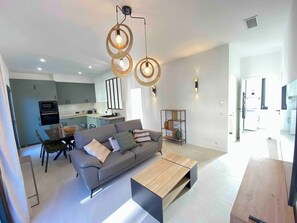 TV - Town house near beach and station (Cagnes-sur-Mer)