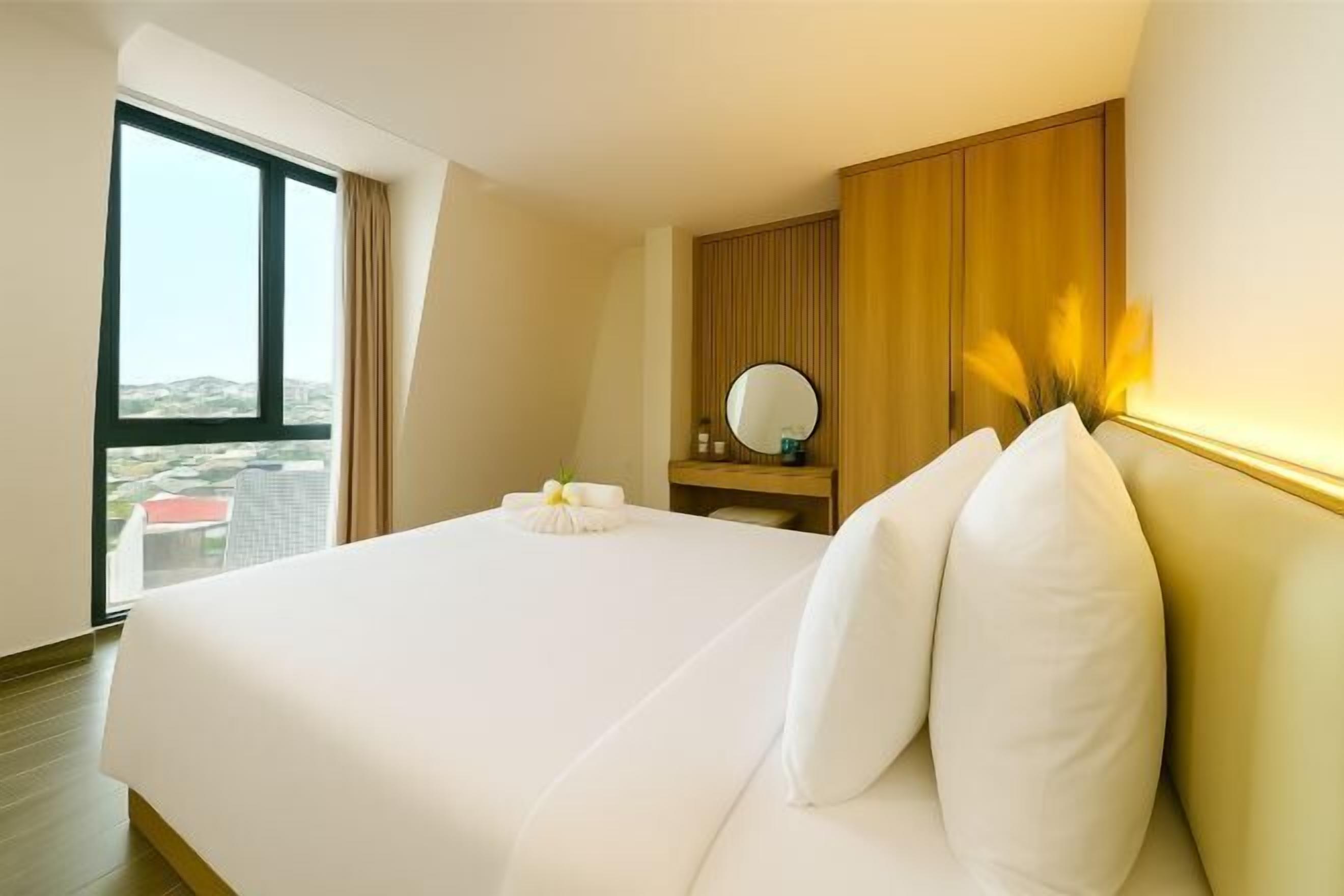 Sengetøy av topp kvalitet, skrivebord, lydisolert og wi-fi (inkludert)