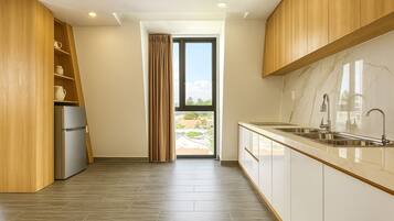 Two-Bedroom Suite with Kitchenette | Private kitchen | Electric kettle