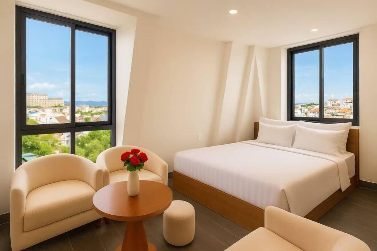 Ropa de cama de alta calidad, escritorio y sistema de insonorización