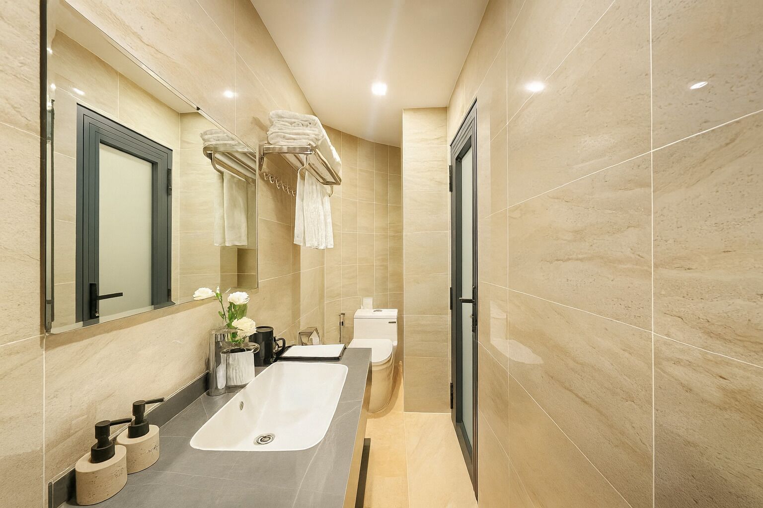 Chambre « Premier » avec lits jumeaux, balcon | Salle de bain