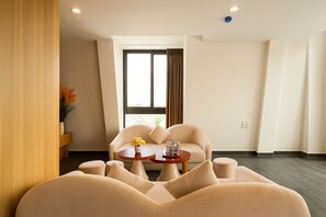 One Bedroom Suite with City View | Living area