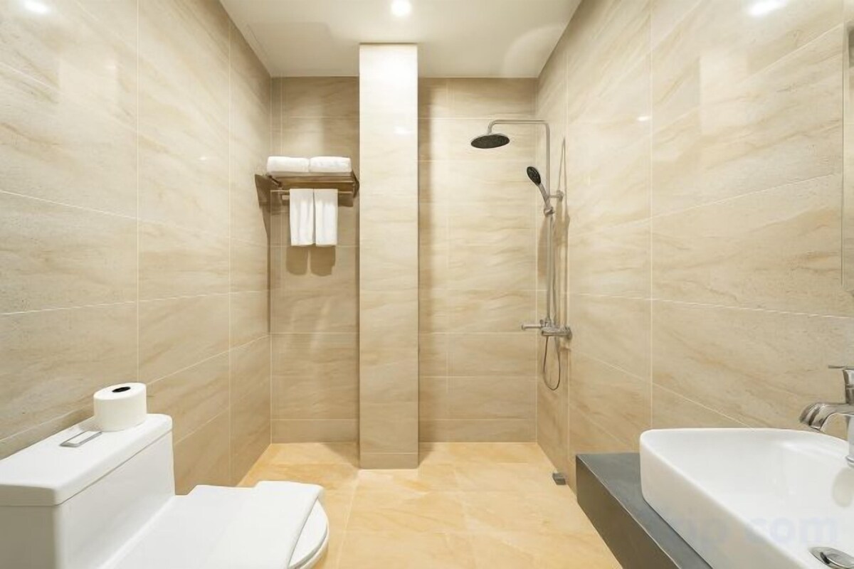 Bathroom | Free toiletries, hair dryer, slippers, towels