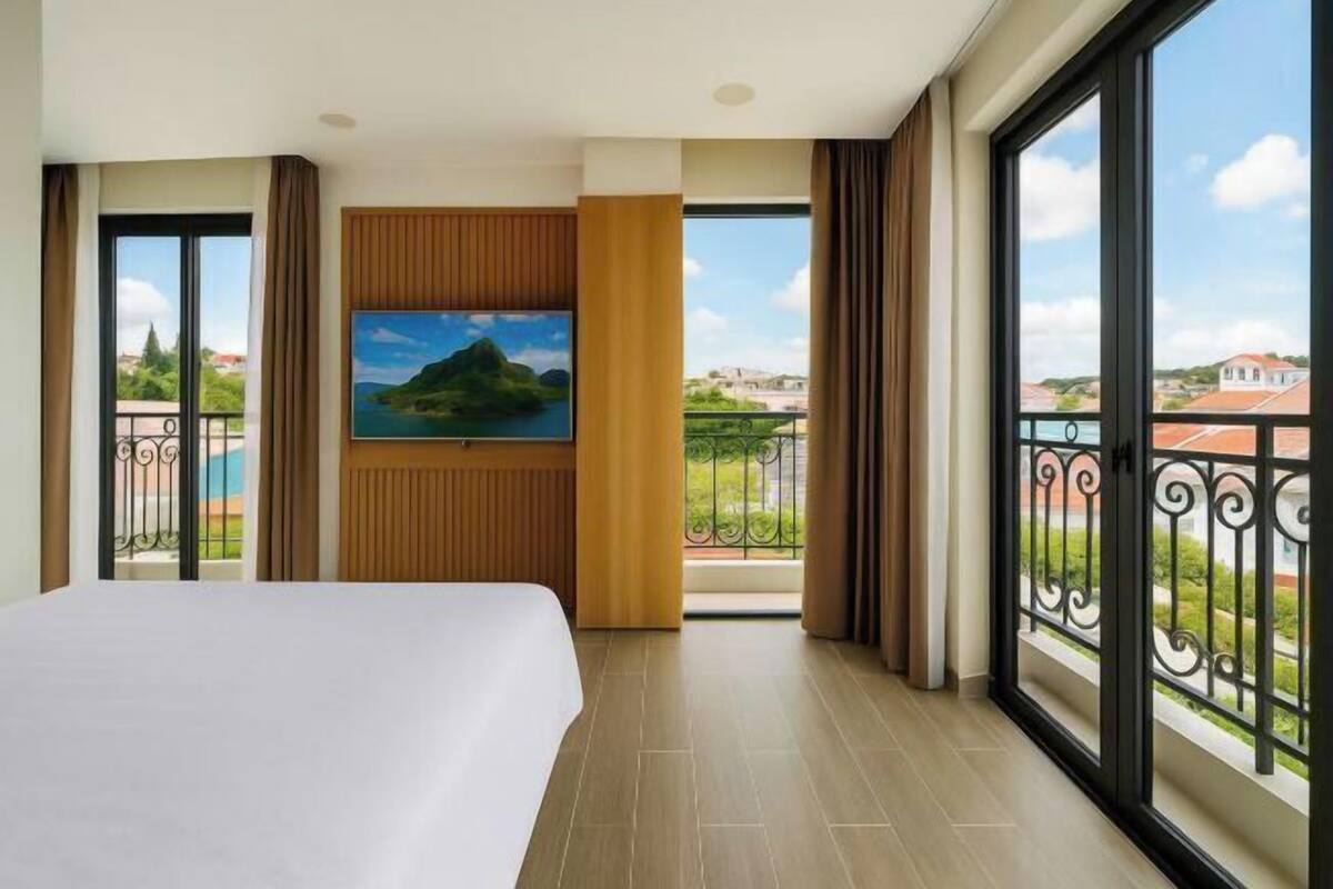 Ropa de cama de alta calidad, escritorio y sistema de insonorización