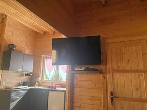 Kühlschrank, Mikrowelle, Herdplatte, Wasserkocher mit Kaffee-/Teezubehör