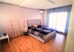 3 bedrooms, iron/ironing board, free WiFi, bed sheets - Exceptional triplex 200m2 downtown with jacuzzi and table soccer, wifi & iptv (Tanger)