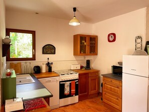 Réfrigérateur, four à micro-ondes, un four, lave-vaisselle