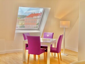 Leilighet – comfort, 1 queensize-seng med sovesofa, ikke-røyk | Spiseområde på rommet