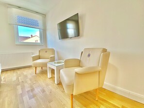 베이직 아파트, 퀸사이즈침대 1개, 금연 | 거실 공간 | 스마트 TV, 넷플릭스, 스트리밍 서비스