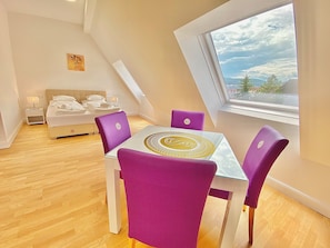 Comfort Apartment, 1 Queen Bed with Sofa bed, Non Smoking | Living area