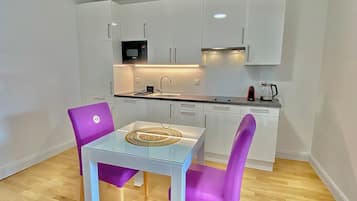 Appartement, 1 grand lit, non-fumeurs | Cuisine privée | Grand réfrigérateur, micro-ondes, plaque de cuisson, lave-vaisselle