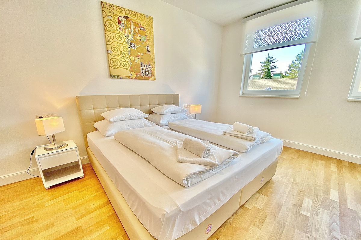 In-room safe, laptop workspace, iron/ironing board, free WiFi