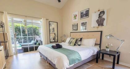 Poolside Palms Getaway- Near Tampa Brandon Valrico