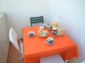 Casa, 2 habitaciones, fumadores, balcón | Comedor