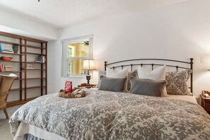 4 makuuhuonetta, työpöytä, silitysrauta/-lauta, vauvan matkasänky