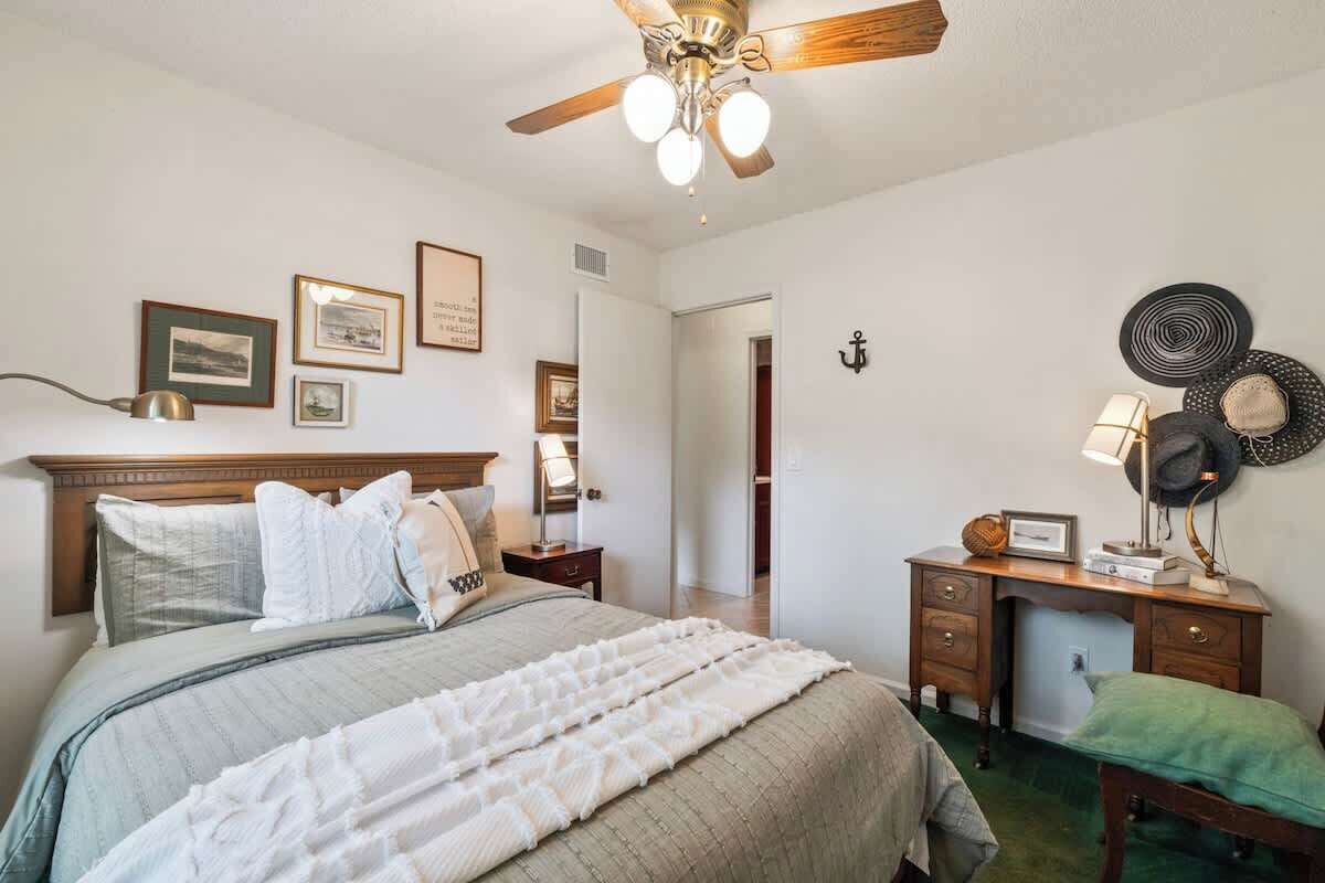 4 室のベッドルーム、デスク、アイロン / アイロン台、旅行用ベビーベッド