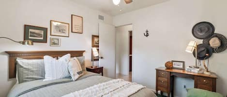 4 室のベッドルーム、デスク、アイロン / アイロン台、旅行用ベビーベッド