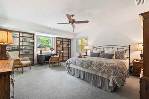 4 makuuhuonetta, työpöytä, silitysrauta/-lauta, vauvan matkasänky