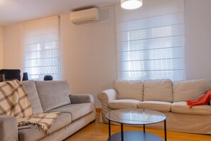 TV - Spacious and Elegant Apartment in Paseo de la Habana (Madrid)