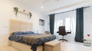 A modern bedroom with a bed, a desk, and a chair. - Madrid: room with comfort, convenience and shared areas,  Chamartín – Mauricio Legendre (Madrid)