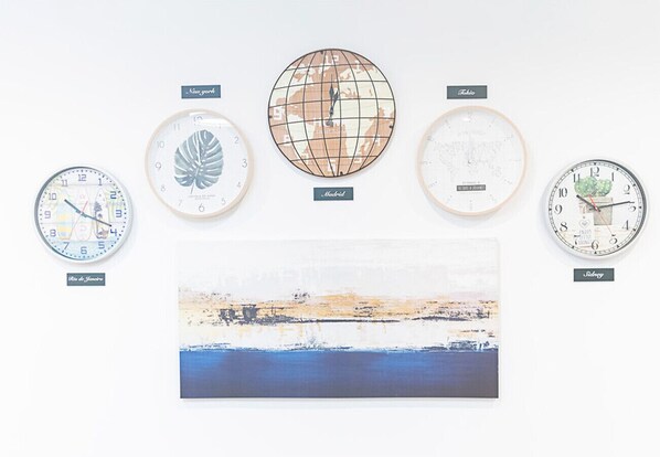 Five clocks with different designs and labels, each representing a city. - Madrid: room with comfort, convenience and shared areas, Chamartín – Mauricio Legendre (Madrid)