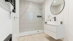 Shower, hair dryer - Madrid: room with comfort, convenience and shared areas,  Chamartín – Mauricio Legendre (Madrid)