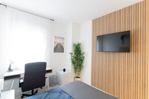 1 chambre, coffre-fort, fer et planche à repasser