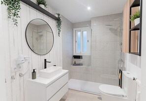 Shower, hair dryer - Tokyo: room with comfort, convenience and shared areas Chamartín - Mauricio Legendre (Madrid)