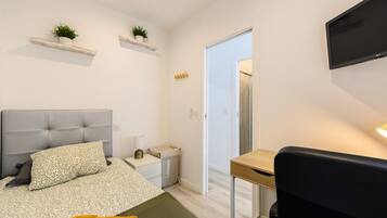 1 slaapkamer, een kluis op de kamer, een strijkplank/strijkijzer