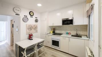 Een koelkast, een microgolfoven, een oven, een vaatwasser