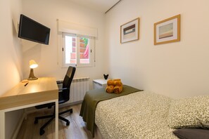 1 bedroom, in-room safe, iron/ironing board, free WiFi - Oruro: Room with Bolivian essence and comfort in Madrid (Madrid)
