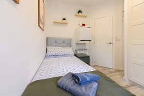 1 chambre, coffre-fort, fer et planche à repasser