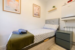 1 bedroom, in-room safe, iron/ironing board, free WiFi - Tarija: A room with Bolivian essence and comfort in Madrid (Madrid)