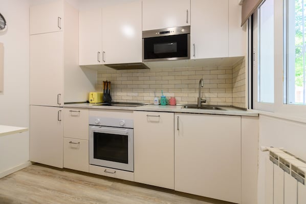 Refrigerador, microondas, horno y lavavajillas 