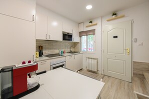 Kühlschrank, Mikrowelle, Ofen, Geschirrspüler