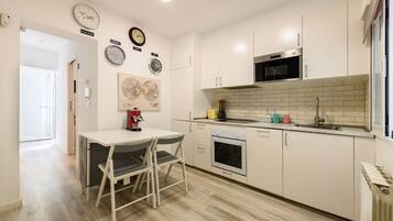 Een koelkast, een magnetron, een oven, een vaatwasser