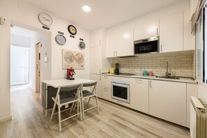 Réfrigérateur, micro-ondes, four, lave-vaisselle