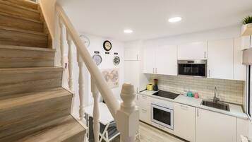 Een koelkast, een microgolfoven, een oven, een vaatwasser