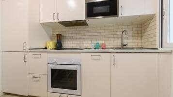 Een koelkast, een microgolfoven, een oven, een vaatwasser