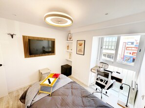 1 slaapkamer, een kluis op de kamer, een strijkplank/strijkijzer