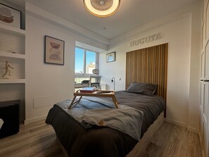 1 slaapkamer, een kluis op de kamer, een strijkplank/strijkijzer