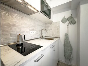 Een koelkast, een microgolfoven, een oven, een vaatwasser