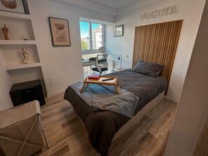 1 slaapkamer, een kluis op de kamer, een strijkplank/strijkijzer