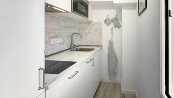 Een koelkast, een microgolfoven, een oven, een vaatwasser