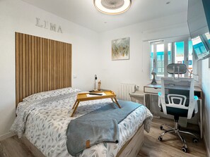 1 slaapkamer, een kluis op de kamer, een strijkplank/strijkijzer