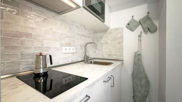 Een koelkast, een microgolfoven, een oven, een vaatwasser